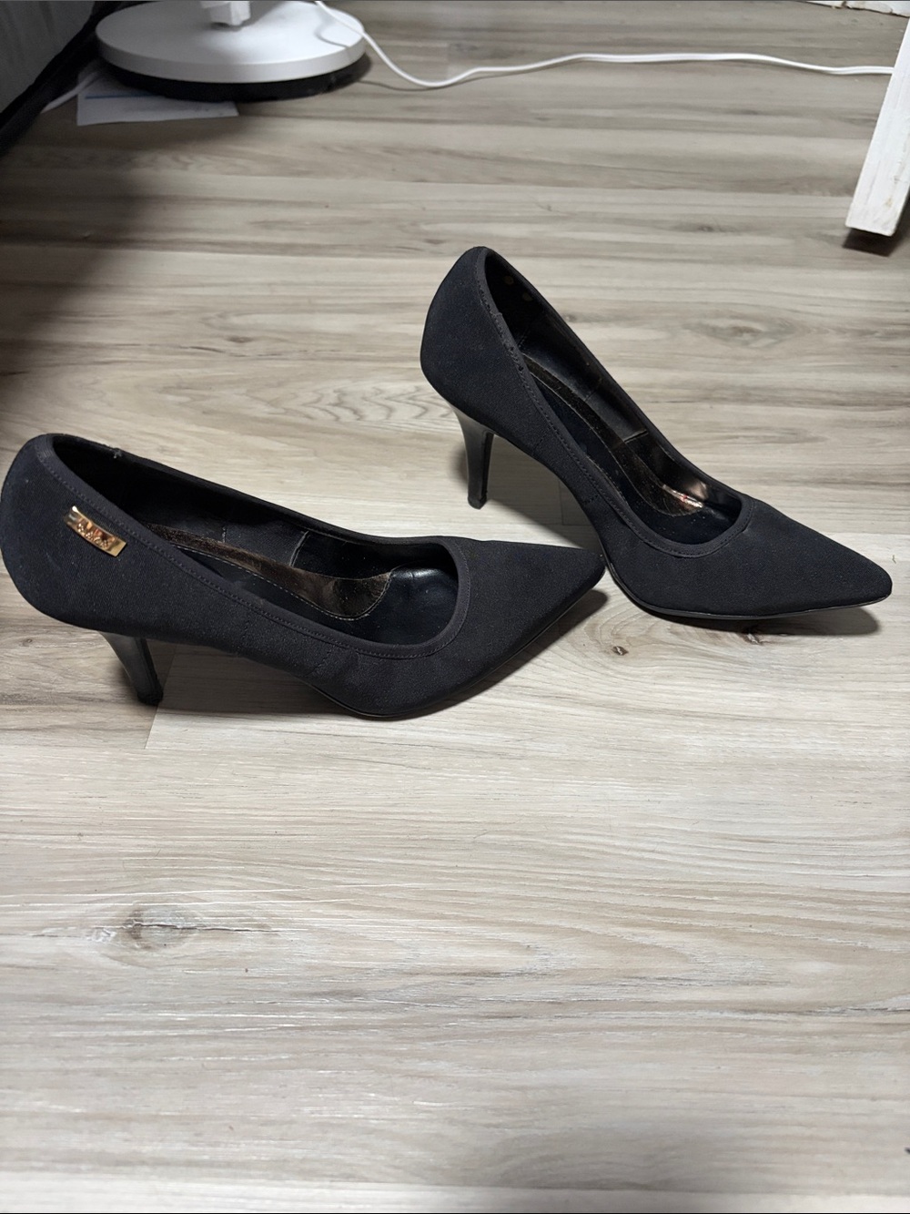 Black Pointed Toe Kitten Heel Pumps - Unbranded — Size 6 (I think)